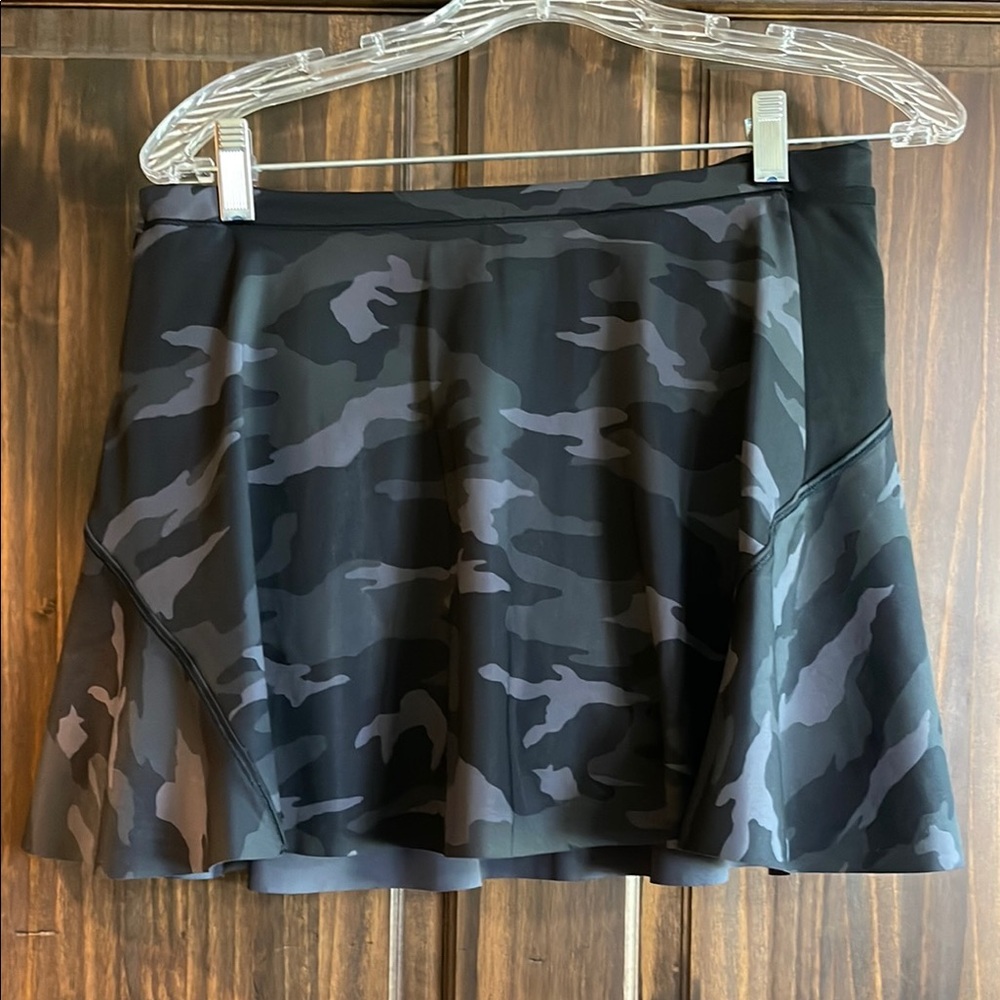 Athleta Match Point Skort Size S Like new condition. Black and Grey Camo
